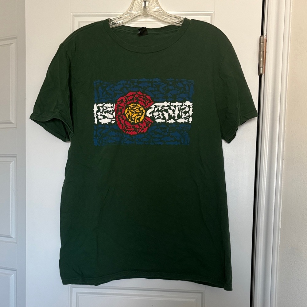 Colorado Flag T-shirt with Fish Size Medium 100% Cotton